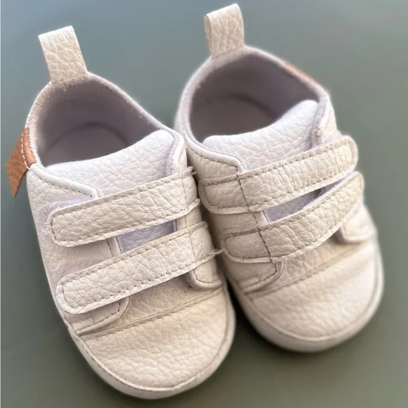 White baby shoes, 11 months - Picture 1 of 4